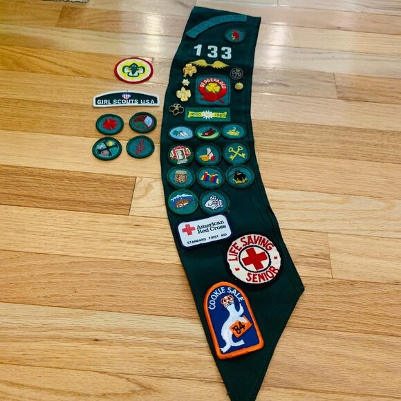 COPY - Vintage Girl Scout Sash with Tons Of Merit Badge Patches - Picture 1 of 9